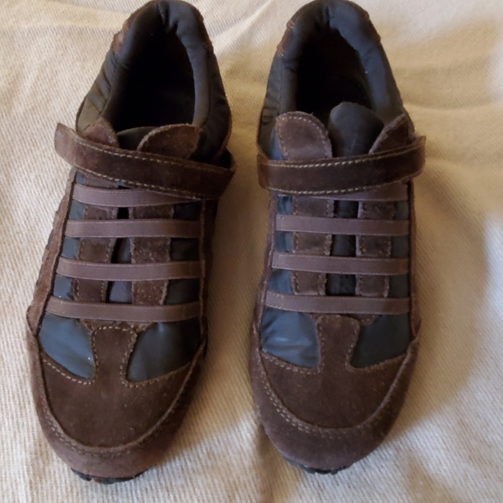 Brown Suede-like walking sneakers
